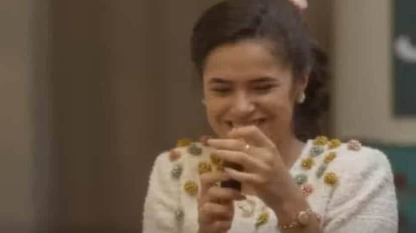Bia adultera chá e planeja sabotar concurso (Foto: Reprodução/ Globo) Bia adultera chá e planeja sabotar concurso (Foto: Reprodução/ Globo)