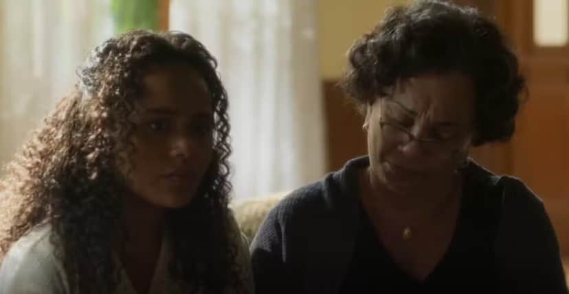 Carmem sem chão ao revelar para Beatriz que pode perder casa do orfanato (Foto: Reprodução/ Globo) Carmem sem chão ao revelar para Beatriz que pode perder casa do orfanato (Foto: Reprodução/ Globo)