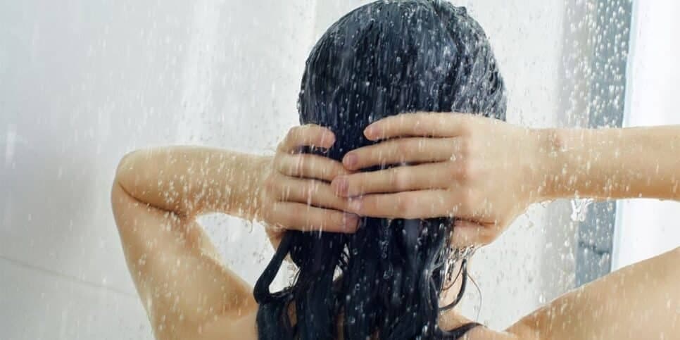 Lave o cabelo com água fria ou morna e a cada 2 ou 3 dias (Reprodução: Canva) Lave o cabelo com água fria ou morna e a cada 2 ou 3 dias (Reprodução: Canva)