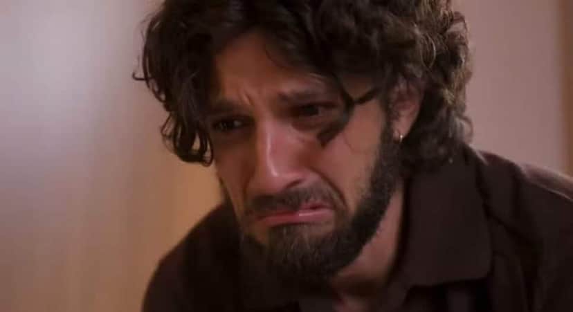 Mavi não consegue impedir Mércia de assinar contrato com demônio (Foto: Reprodução/ Globo) Mavi não consegue impedir Mércia de assinar contrato com demônio (Foto: Reprodução/ Globo)