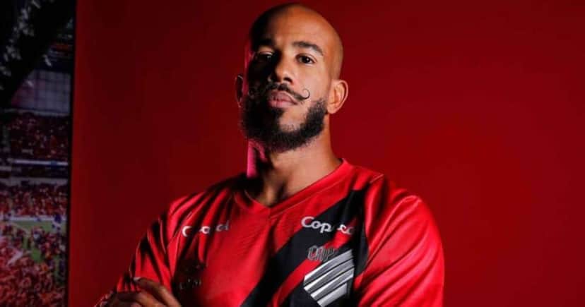 Patrick assina contrato com o Athletico-PR - (Foto: Internet) Patrick assina contrato com o Athletico-PR - (Foto: Internet)