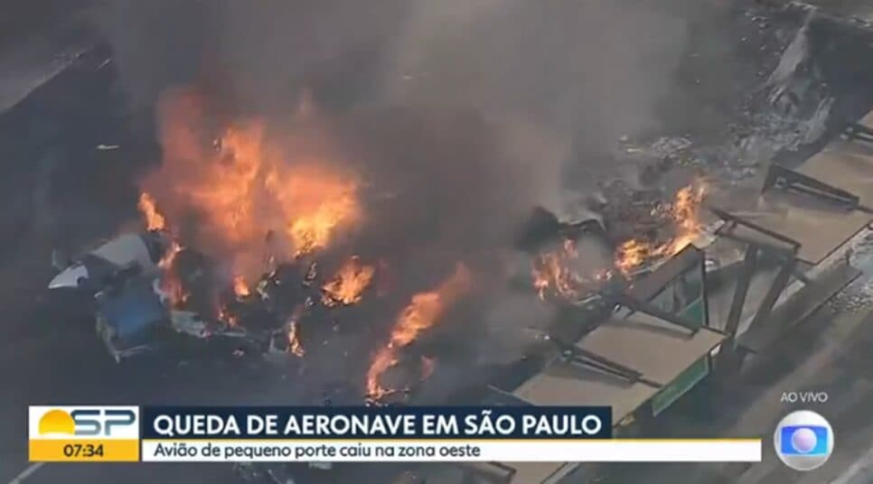 "Pegando fogo", diz repórter ao vivo (Foto: Reprodução/ Globo) "Pegando fogo", diz repórter ao vivo (Foto: Reprodução/ Globo)