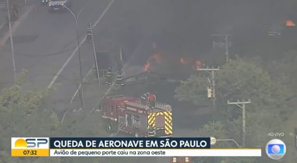 Queda de avião em avenida de São Paulo deixa dois mortos e dois feridos (Foto: Reprodução/ Globo) Queda de avião em avenida de São Paulo deixa dois mortos e dois feridos (Foto: Reprodução/ Globo)