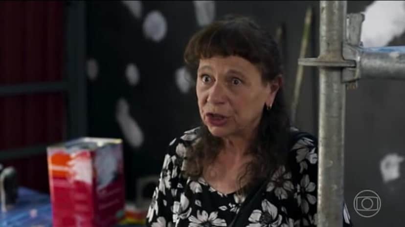 Ana Lúcia beirando à falência, implora regresso de Cacá e termina ignorada (Foto: Reprodução/ TV Globo) Ana Lúcia beirando à falência, implora regresso de Cacá e termina ignorada (Foto: Reprodução/ TV Globo)