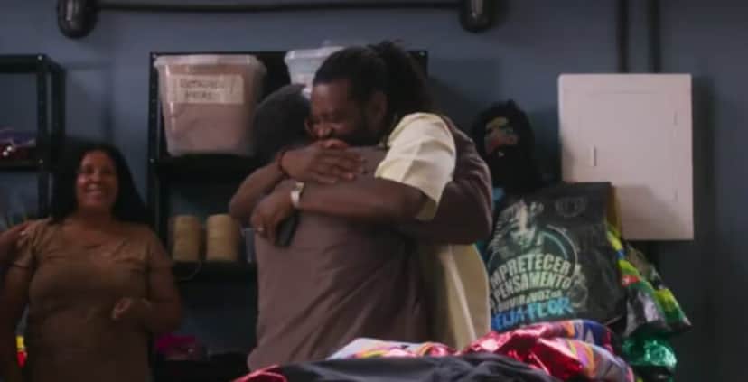 Jão e Edson se abraçam após resultado do exame de DNA (Foto: Reprodução/ Globo) Jão e Edson se abraçam após resultado do exame de DNA (Foto: Reprodução/ Globo)
