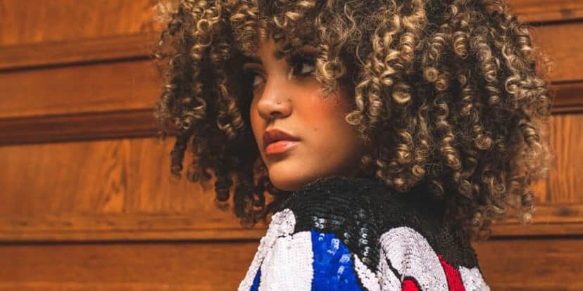 Jovem com o cabelo cacheado (Foto: Canva) Jovem com o cabelo cacheado (Foto: Canva)