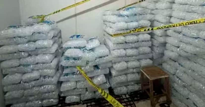 Sacos de gelo empilhados em fábrica interditada por insalubridade no DF (Foto: G1) Sacos de gelo empilhados em fábrica interditada por insalubridade no DF (Foto: G1)