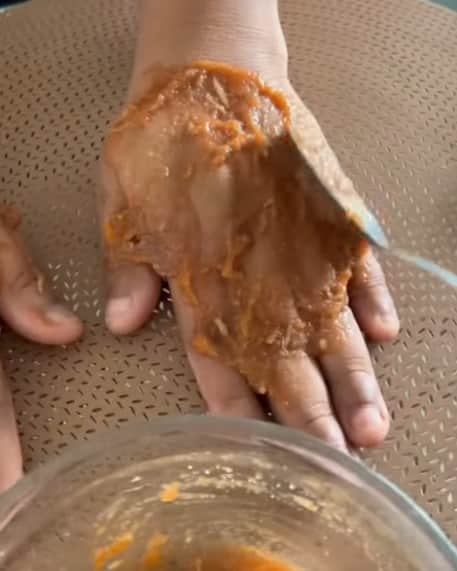 Aplicação da receita caseira com batata (Foto: Reprodução / Canal do YouTube Cleane Fontenele) Aplicação da receita caseira com batata (Foto: Reprodução / Canal do YouTube Cleane Fontenele)