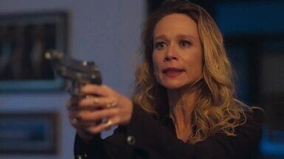 Ísis se ferra ao tentar atirar contra a ex-sogra (Foto: Reprodução/ TV Globo) Ísis se ferra ao tentar atirar contra a ex-sogra (Foto: Reprodução/ TV Globo)