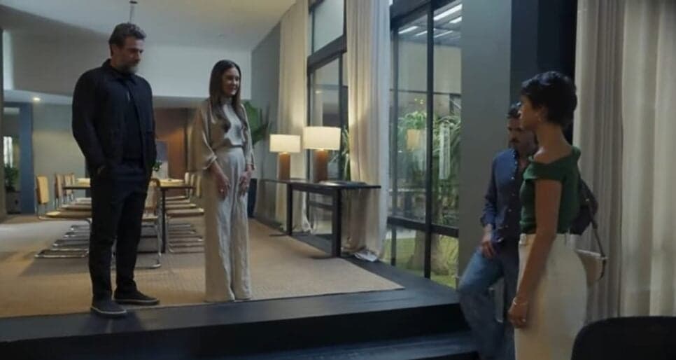 Após pacto de Luma e Mavi com o demônio, vilã propõe brinde sem saber (Foto: Reprodução/ TV Globo) Após pacto de Luma e Mavi com o demônio, vilã propõe brinde sem saber (Foto: Reprodução/ TV Globo)