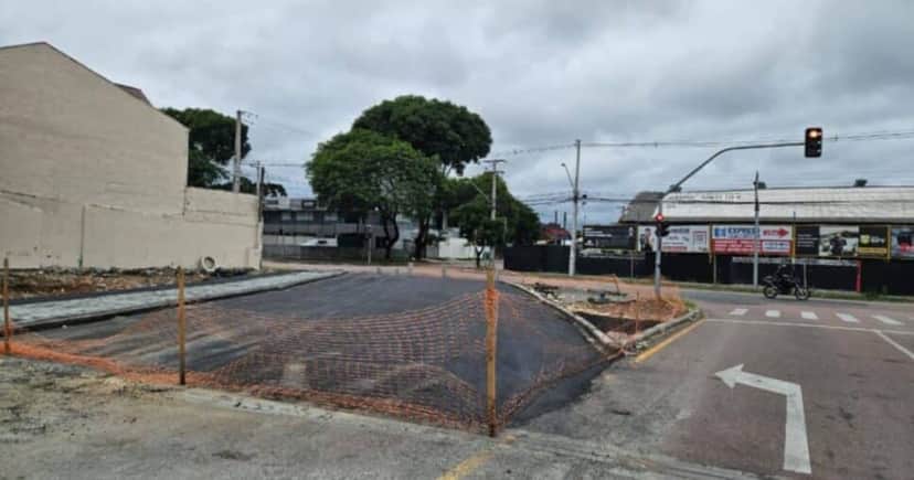 Obra no cruzamento da Konrad Adenauer e Dante Angelote vai proporcionar maior fluidez no trânsito. Foto: Eduardo Luiz Klisiewicz Leia mais em https://www.tribunapr.com.br/noticias/curitiba-regiao/obras-em-cruzamento-perto-de-shopping-serao-finalizadas-apos-5-anos/ Copyright © 2025, Tribuna do Paraná Obra no cruzamento da Konrad Adenauer e Dante Angelote vai proporcionar maior fluidez no trânsito. Foto: Eduardo Luiz Klisiewicz Leia mais em https://www.tribunapr.com.br/noticias/curitiba-regiao/obras-em-cruzamento-perto-de-shopping-serao-finalizadas-apos-5-anos/ Copyright © 2025, Tribuna do Paraná