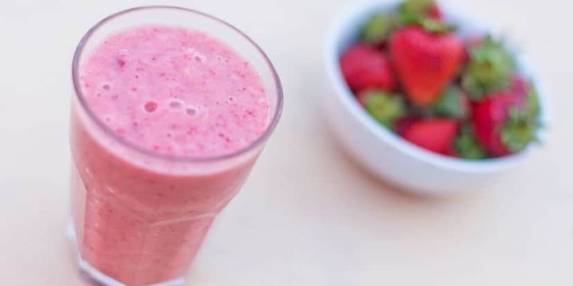 Shake de morango para ajudar a reduzir as rugas (Reprodução: Canva) Shake de morango para ajudar a reduzir as rugas (Reprodução: Canva)