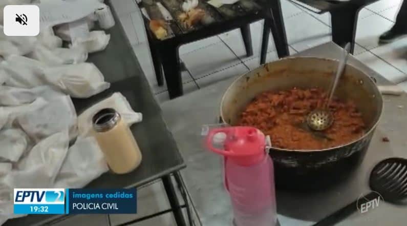 Comida exposta à sujidades e ambiente insalubre (Foto Reprodução/Globo) Comida exposta à sujidades e ambiente insalubre (Foto Reprodução/Globo)