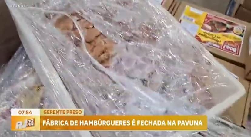 Carnes expostas sem nenhum tipo de proteção (Foto Reprodução/R7) Carnes expostas sem nenhum tipo de proteção (Foto Reprodução/R7)