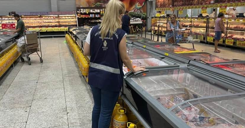 O ponto alto da operação foi a detecção de pedaços de frango e peças de carne impróprias para o consumo (Foto Reprodução /SEMSA) O ponto alto da operação foi a detecção de pedaços de frango e peças de carne impróprias para o consumo (Foto Reprodução /SEMSA)