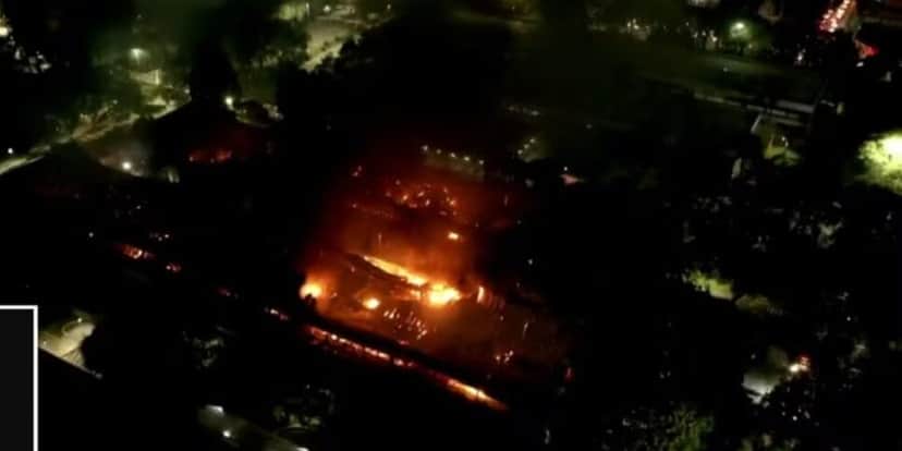 Incêndio atinge teatro da PUC em Curitiba (Foto: RPC) Incêndio atinge teatro da PUC em Curitiba (Foto: RPC)