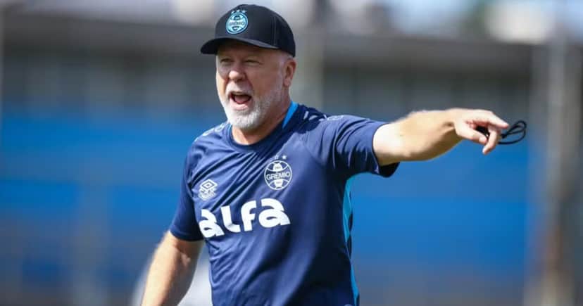 Mano Menezes lida com problema no Grêmio (Foto: Lucas Uebel) Mano Menezes lida com problema no Grêmio (Foto: Lucas Uebel)