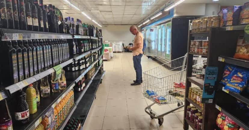 Supermercado fez promoção antes do fechamento Supermercado fez promoção antes do fechamento