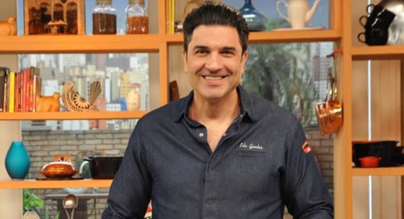 Edu Guedes apresenta o programa Fica com a Gente, na RedeTV! (Foto: Reprodução/ RedeTV!/ YouTube) Edu Guedes apresenta o programa Fica com a Gente, na RedeTV! (Foto: Reprodução/ RedeTV!/ YouTube)