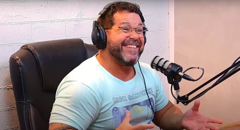 Ênio Vivona conta sobre clareamento dental de ator (Foto: Reprodução/ YouTube/ Elementar Show) Ênio Vivona conta sobre clareamento dental de ator (Foto: Reprodução/ YouTube/ Elementar Show)