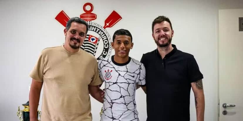 Kauê Júnior assinou o seu primeiro contrato profissional (Reprodução: Corinthians) Kauê Júnior assinou o seu primeiro contrato profissional (Reprodução: Corinthians)