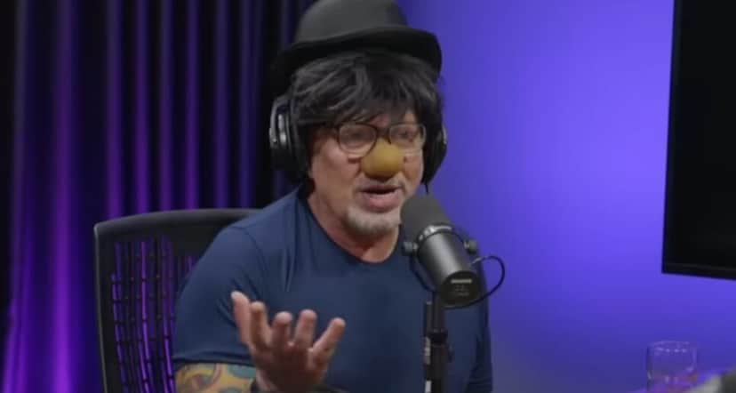 Santos revela sobre colega de palco: "Não tem noção" (Foto: Reprodução/ Papagaio Falante/ YouTube) Santos revela sobre colega de palco: "Não tem noção" (Foto: Reprodução/ Papagaio Falante/ YouTube)