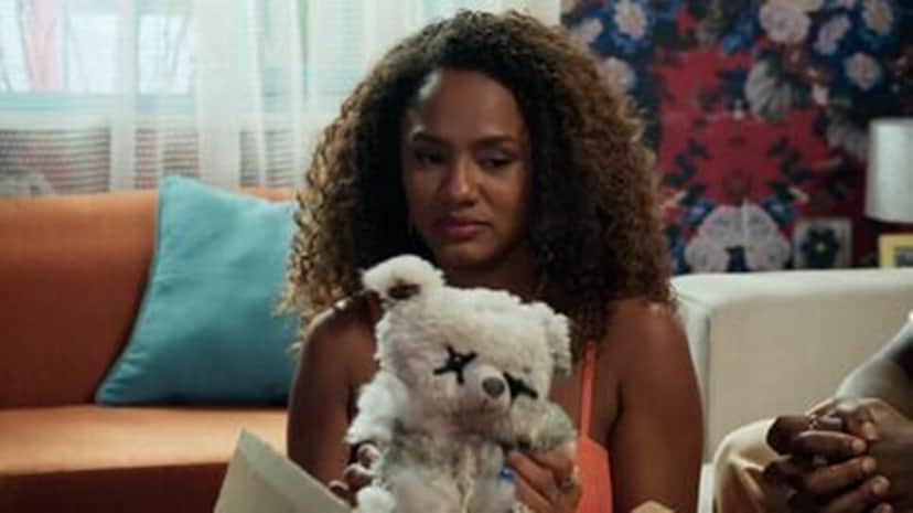 Madá recebe encomenda maldita que a deixa apavorada e acredita ser de Cacá (Foto: Reprodução/ TV Globo) Madá recebe encomenda maldita que a deixa apavorada e acredita ser de Cacá (Foto: Reprodução/ TV Globo)