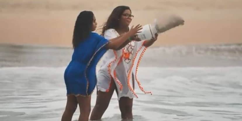 Laura e Maria jogam cinzas de Glória Maria no mar (Foto: Reprodução / Globo) Laura e Maria jogam cinzas de Glória Maria no mar (Foto: Reprodução / Globo)