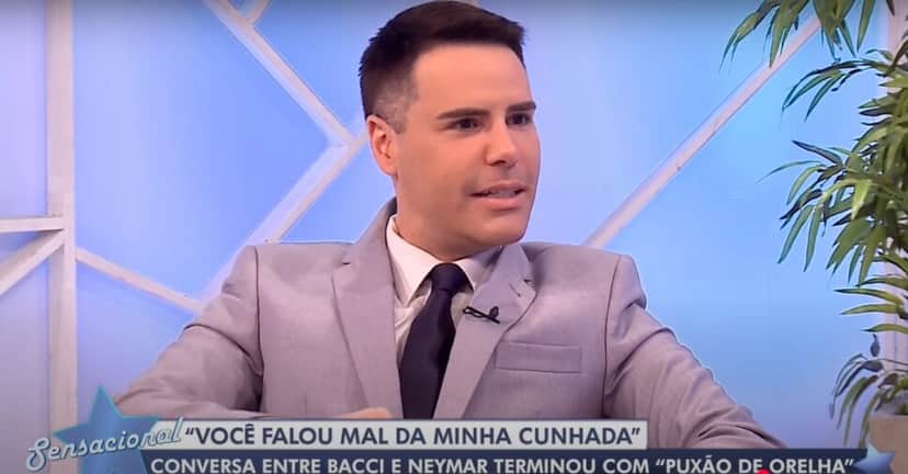 Jornalista expõe jogador com dedo na cara dele em pleno camarote (Foto: Reprodução/ RedeTV!) Jornalista expõe jogador com dedo na cara dele em pleno camarote (Foto: Reprodução/ RedeTV!)