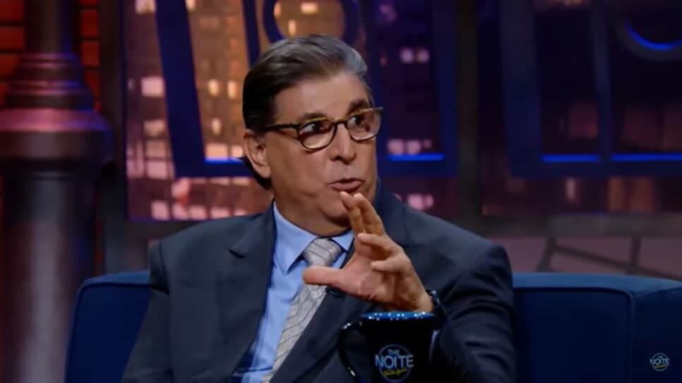 Jornalista deu as caras no The Noite, aos 70 anos, e expõe como está vivendo em 2025 (Foto: Reprodução/ SBT) Jornalista deu as caras no The Noite, aos 70 anos, e expõe como está vivendo em 2025 (Foto: Reprodução/ SBT)