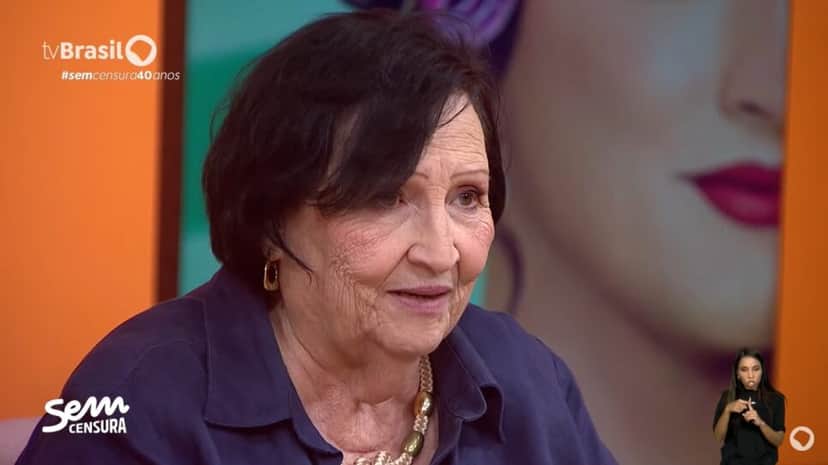 Déa Lúcia, mãe do comediante (Foto: Reprodução/ Sem Censura/ TV Brasil) Déa Lúcia, mãe do comediante (Foto: Reprodução/ Sem Censura/ TV Brasil)