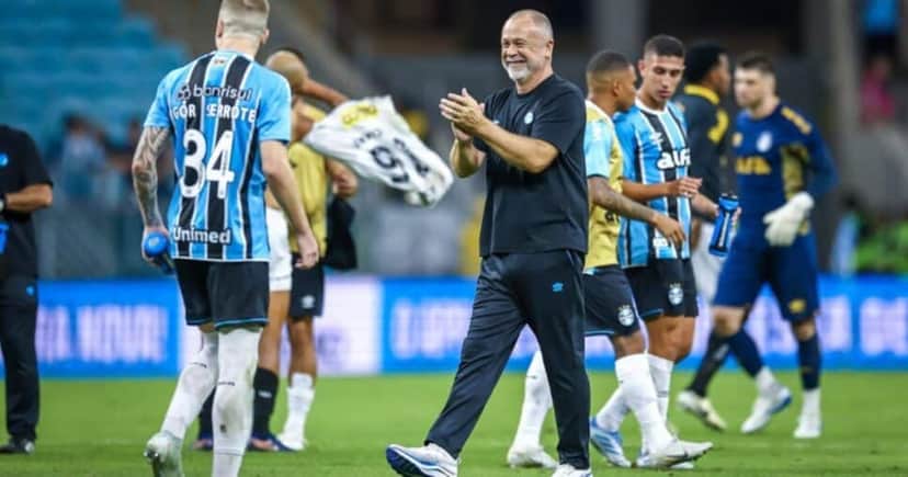 Elenco do Grêmio e Mano Menezes - Foto: Cristiano Oliveski/GFBPA Elenco do Grêmio e Mano Menezes - Foto: Cristiano Oliveski/GFBPA
