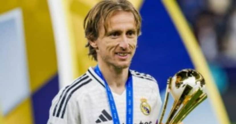 Luka Modric com a taça da Intercontinental (Foto: Ahmed Alsaidi/Eurasia Sport Images/Getty Images) Luka Modric com a taça da Intercontinental (Foto: Ahmed Alsaidi/Eurasia Sport Images/Getty Images)
