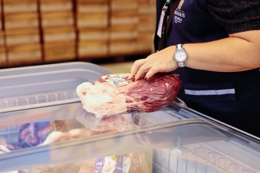 A carne estava mal armazenada e foram encontradas baratas nas áreas de manipulação (Foto Reprodução/SENSA) A carne estava mal armazenada e foram encontradas baratas nas áreas de manipulação (Foto Reprodução/SENSA)