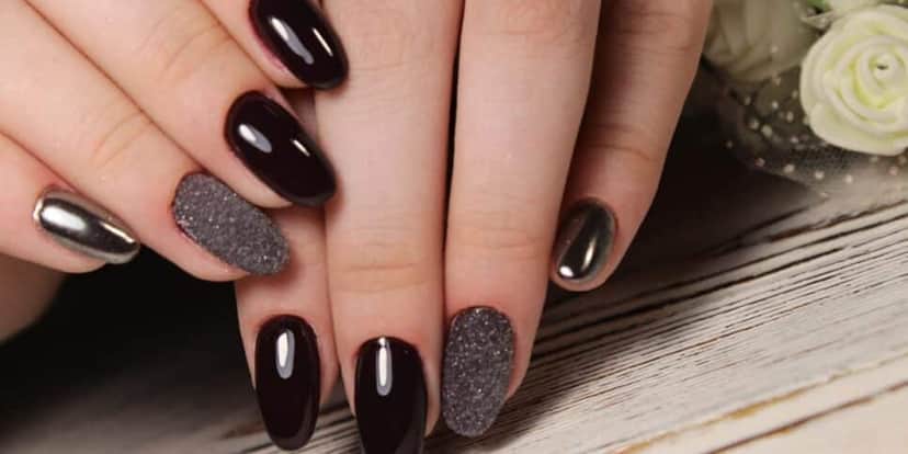 Esmalte preto com brilho (Foto: Canva) Esmalte preto com brilho (Foto: Canva)