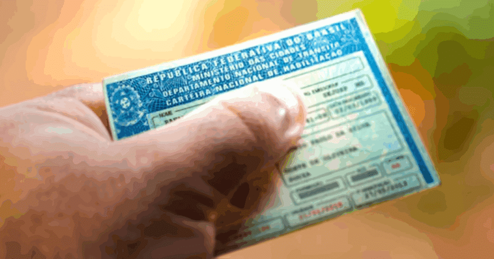 Homem segurando a CNH (Foto: Freepik) Homem segurando a CNH (Foto: Freepik)
