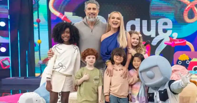 Marcos e Mion e Eliana rodeados pelas crianças do quadro Por Que, Mion (Foto: Globo/Trouva) Marcos e Mion e Eliana rodeados pelas crianças do quadro Por Que, Mion (Foto: Globo/Trouva)