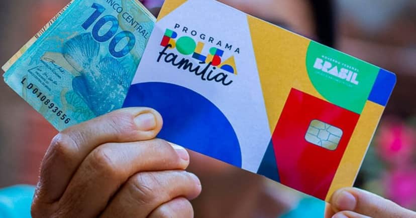 Mulher segurando notas de cem reais e cartão do Bolsa Família (Foto: Site do PT) Mulher segurando notas de cem reais e cartão do Bolsa Família (Foto: Site do PT)