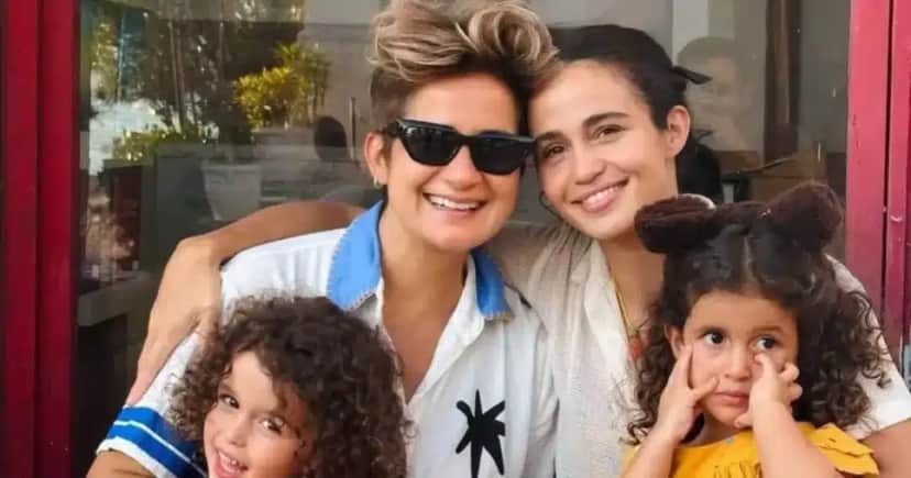 Nanda Costa ao lado da esposa e das filhas - Foto: Internet Nanda Costa ao lado da esposa e das filhas - Foto: Internet