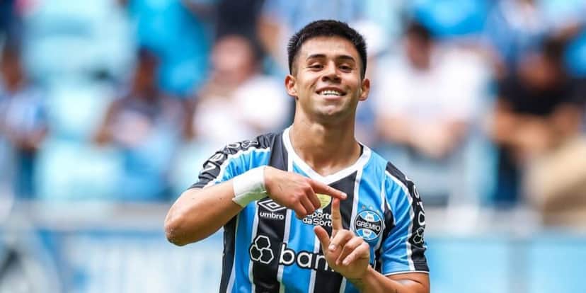 O atacante terá o período do Mundial de Clubes para se recuperar (Reprodução: Lucas Uebel) O atacante terá o período do Mundial de Clubes para se recuperar (Reprodução: Lucas Uebel)