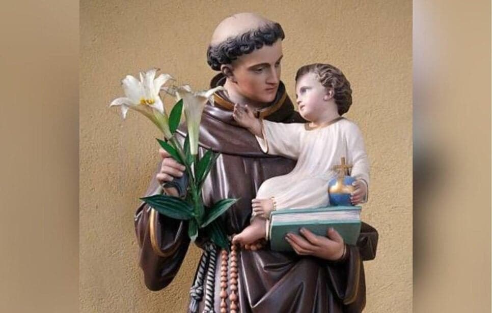 Tire o menino Jesus de Santo Antônio com cuidado (Foto Reprodução/G1) Tire o menino Jesus de Santo Antônio com cuidado (Foto Reprodução/G1)