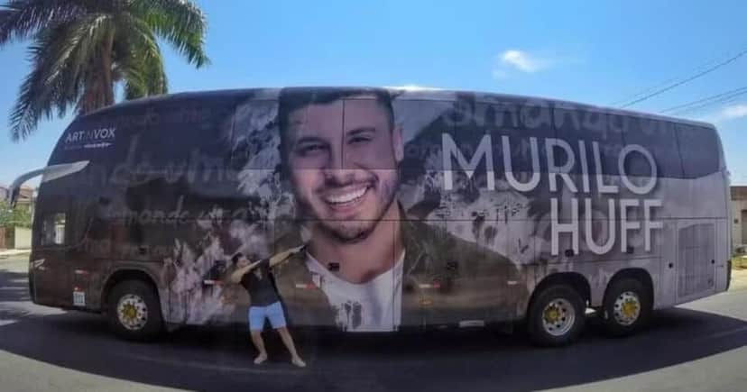 O famoso cantor sertanejo mostra seu ônibus personalizado (Foto: Reprodução) O famoso cantor sertanejo mostra seu ônibus personalizado (Foto: Reprodução)