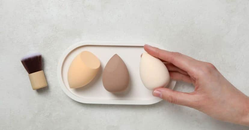 Pincéis e esponjas ideais para pó e contorno (Foto Reprodução/Canva) Pincéis e esponjas ideais para pó e contorno (Foto Reprodução/Canva)
