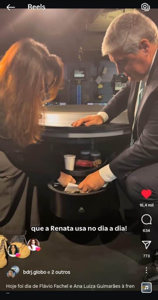 Ana Luiza Guimarães e Flávio Fachel mostrando detalhes da bancada do Jornal Nacional (Foto: Reprodução/ Internet) Ana Luiza Guimarães e Flávio Fachel mostrando detalhes da bancada do Jornal Nacional (Foto: Reprodução/ Internet)