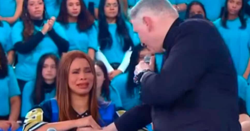 Lexa não segura as lágrimas ao receber a bênção do Padre Marcelo Rossi em programa do Celso Portiolli (Foto: Reprodução) Lexa não segura as lágrimas ao receber a bênção do Padre Marcelo Rossi em programa do Celso Portiolli (Foto: Reprodução)