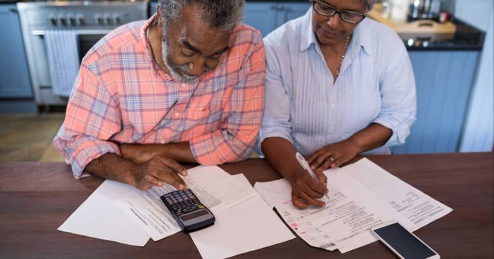 Lei em vigor hoje (26): Idosos 60+ ganham descontão em 6 dívidas, com água, luz e boletos na lista