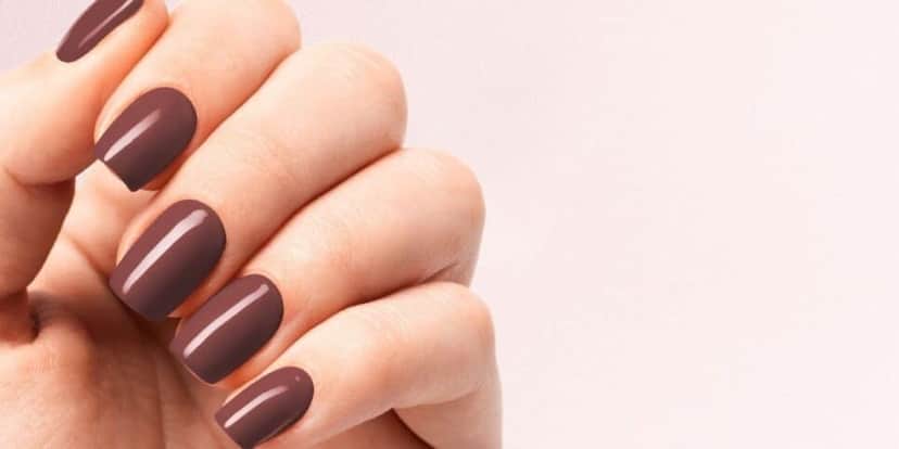 Unhas marrom (Foto: Canva) Unhas marrom (Foto: Canva)
