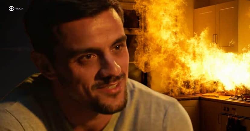 Danilo e ilustração de incêndio na cozinha em Dona de Mim (Foto: Reprodução / Globo / Montagem TV Foco) Danilo e ilustração de incêndio na cozinha em Dona de Mim (Foto: Reprodução / Globo / Montagem TV Foco)