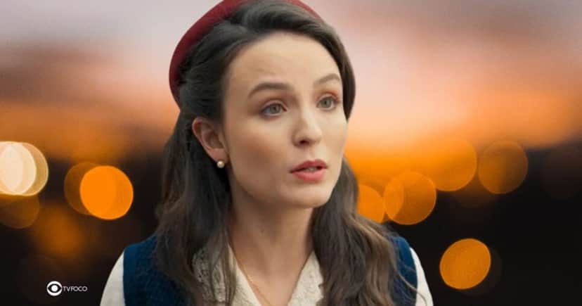 Estela em Êta Mundo Melhor! (Foto: Reprodução / Globo / Montagem TV Foco) Estela em Êta Mundo Melhor! (Foto: Reprodução / Globo / Montagem TV Foco)