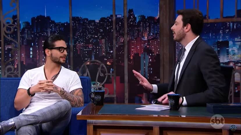 Maluma no The Noite, em 2017, fica sem chão com rimas de Gentili (Foto: Reprodução/ SBT) Maluma no The Noite, em 2017, fica sem chão com rimas de Gentili (Foto: Reprodução/ SBT)